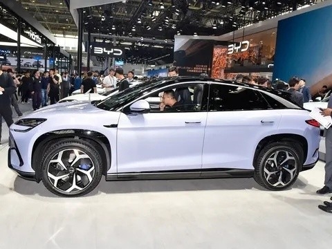 2024 Byd Sea Lion 07 폐쇄된 5개의 문 5개의 좌석 SUV 610km 범위와 80.64kwh 배터리