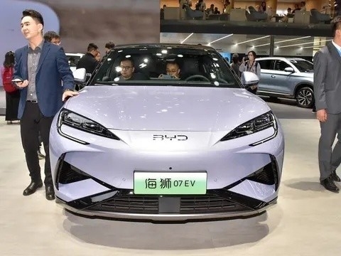 Byd Sea Lion 07 71.8 Kwh 배터리 용량 4830x1925x1620mm 크기의 전기 자동차