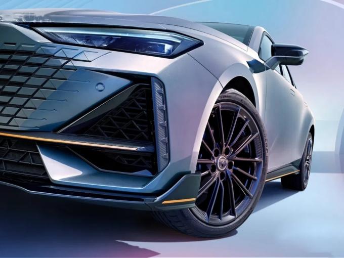  Chinese Auto New Chang′an Uni-V Intelligent Electric Idd 5 Seaters Big Space Electric Vehiles